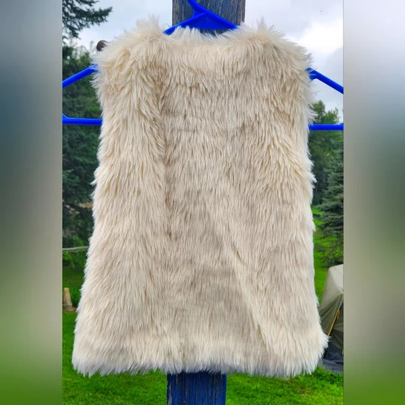 Little Lass Girls' cream faux fur vest Size 6M - Picture 2 of 7